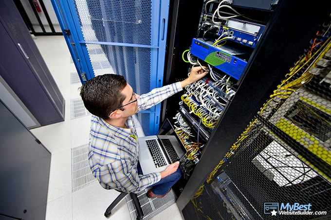 Alojamiento en la Nube: Un hombre revisando un servidor.