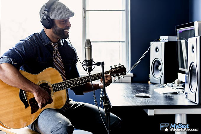 Melhores criadores de sites para músicos: um homem tocando guitarra.