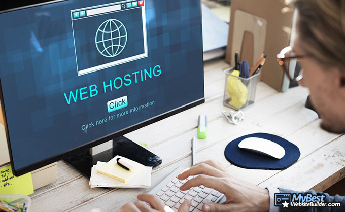 Mejor hosting para pequeñas empresas: Hombre buscando hosting.