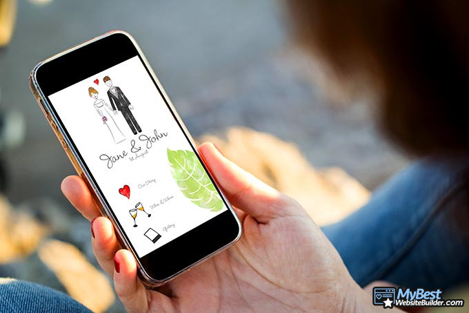 Exemplos de Site de Casamento: mulher olhando site de casamento.