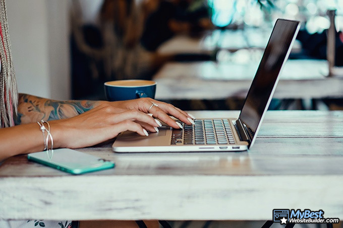 Windows web hosting: a woman working on a laptop.